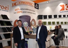 Frans Jan van den Berge and Ruud van Buggenum with a new product from Van Krimpen. The disk-like pot is suitable for succulents and other low-growing products.